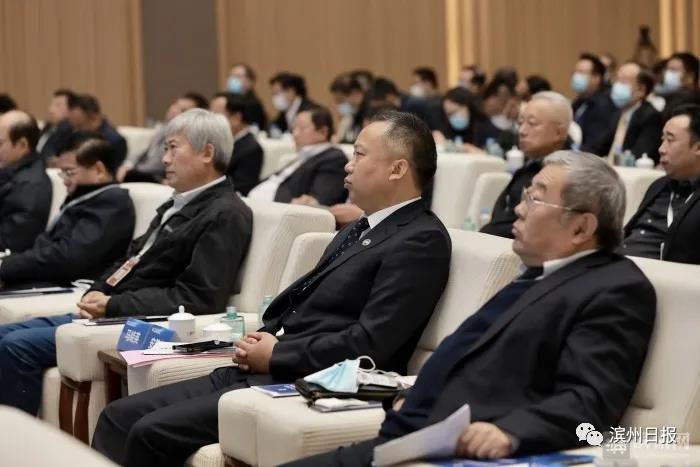 1604978472482019797.jpg 听报告.jpg